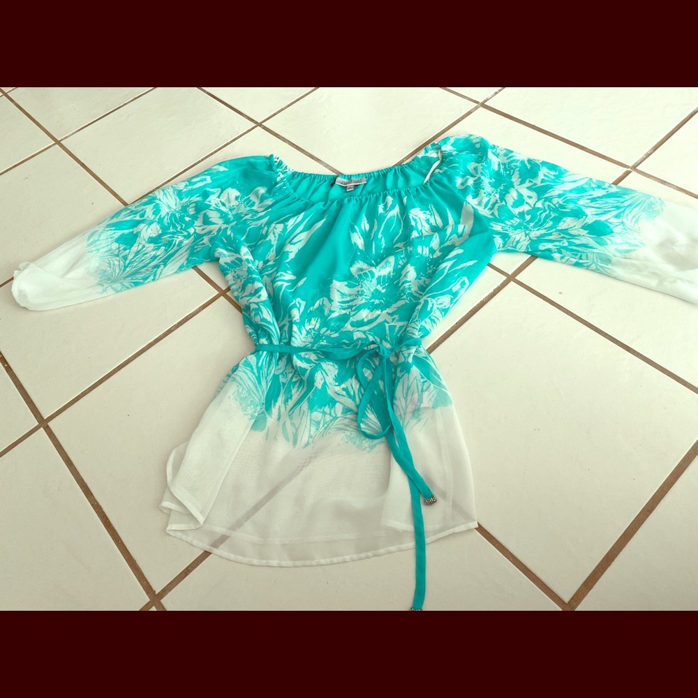 Jennifer Lopez white and turquoise top